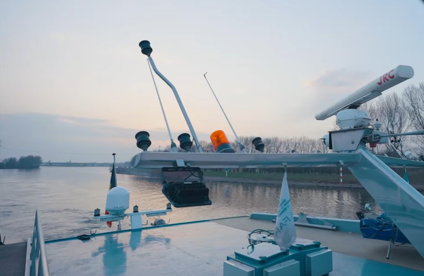 Une barge à conteneurs pilotée en navigation à distance relie Liège à Anvers