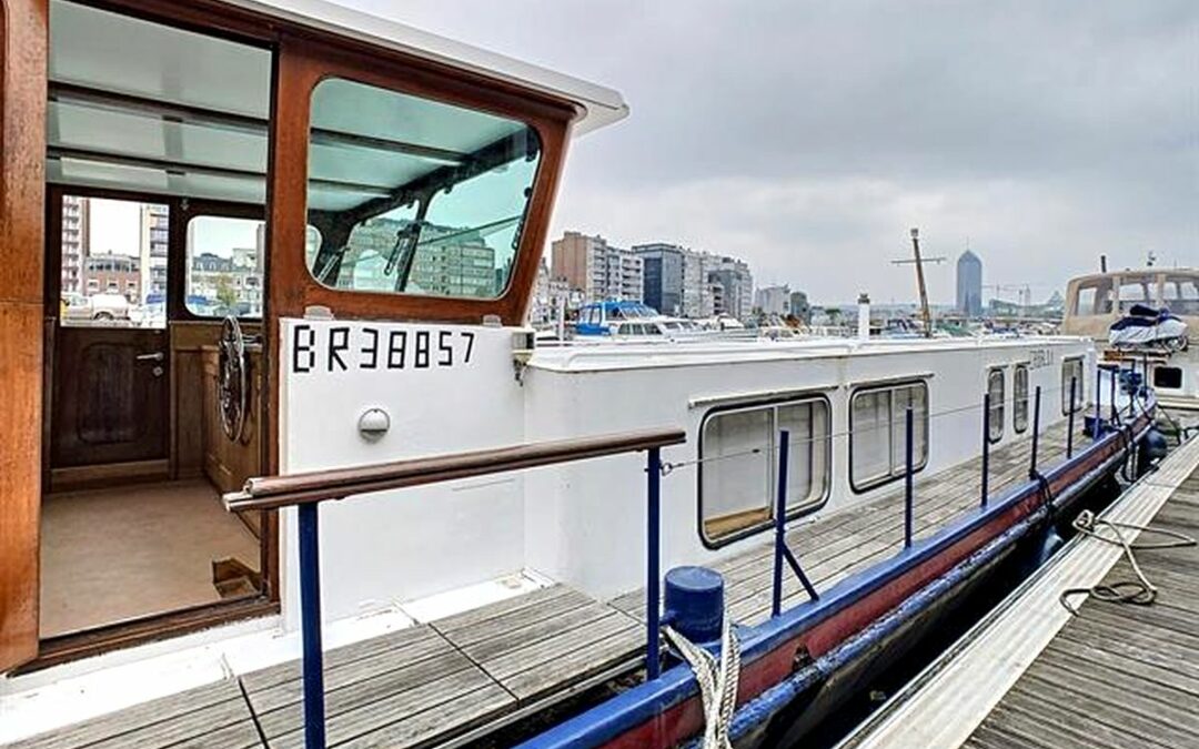 Une péniche habitable complètement aménagée est en vente au port des yachts