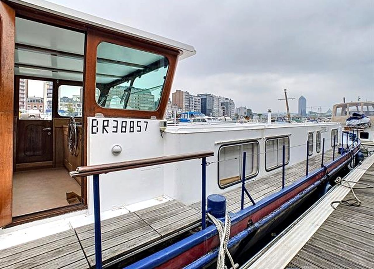 Une péniche habitable complètement aménagée est en vente au port des yachts