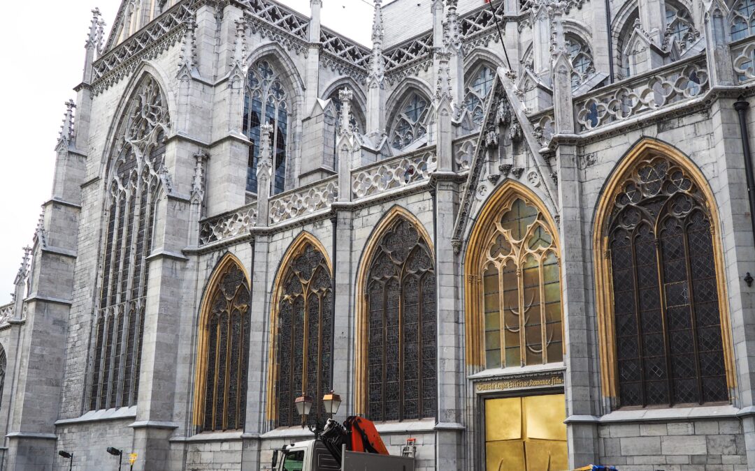 La cathédrale de Liège a une nouvelle porte d’entrée dorée et un nouveau vitrail