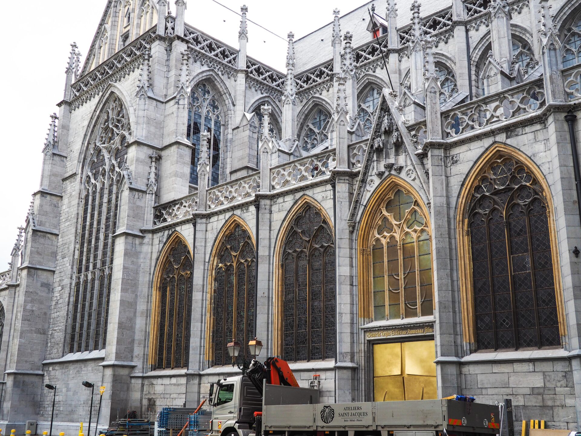 La cathédrale de Liège a une nouvelle porte d’entrée dorée et un nouveau vitrail