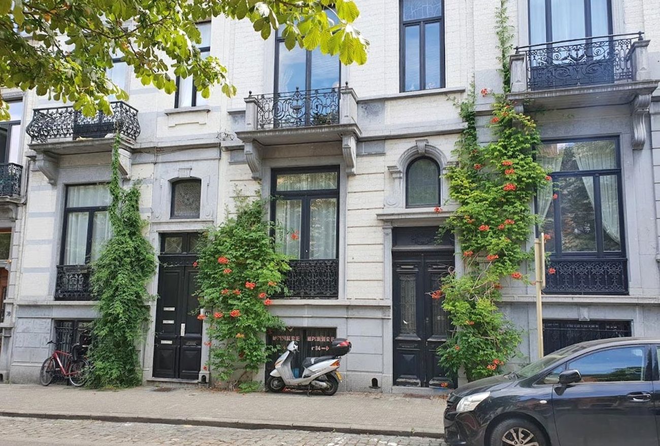Envie d’une plante grimpante pour embellir votre façade à rue ? La Ville pourrait vous l’installer…