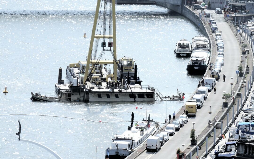 L’une des deux péniches coulées au port des yachts a été sortie de l’eau