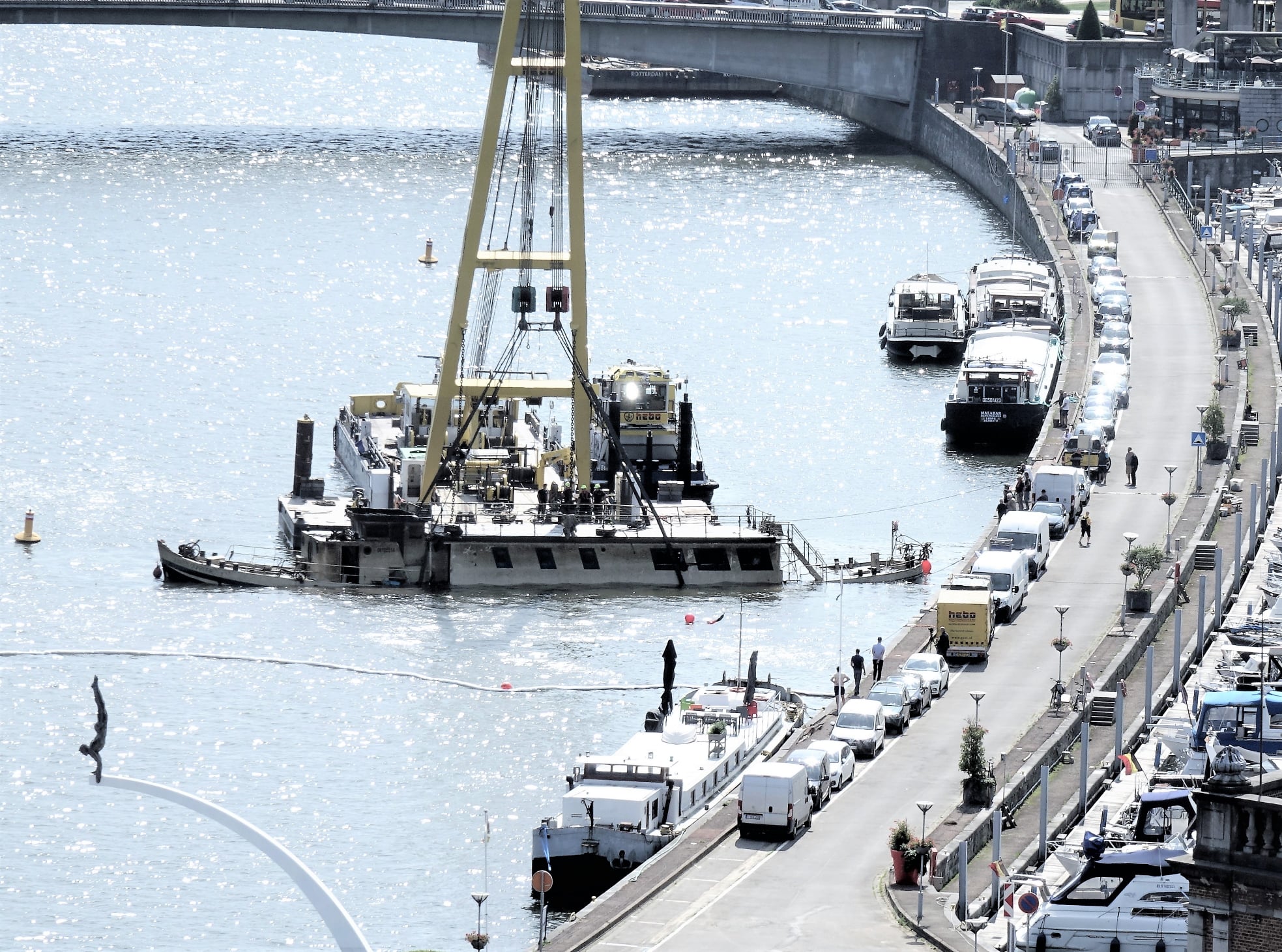 L’une des deux péniches coulées au port des yachts a été sortie de l’eau