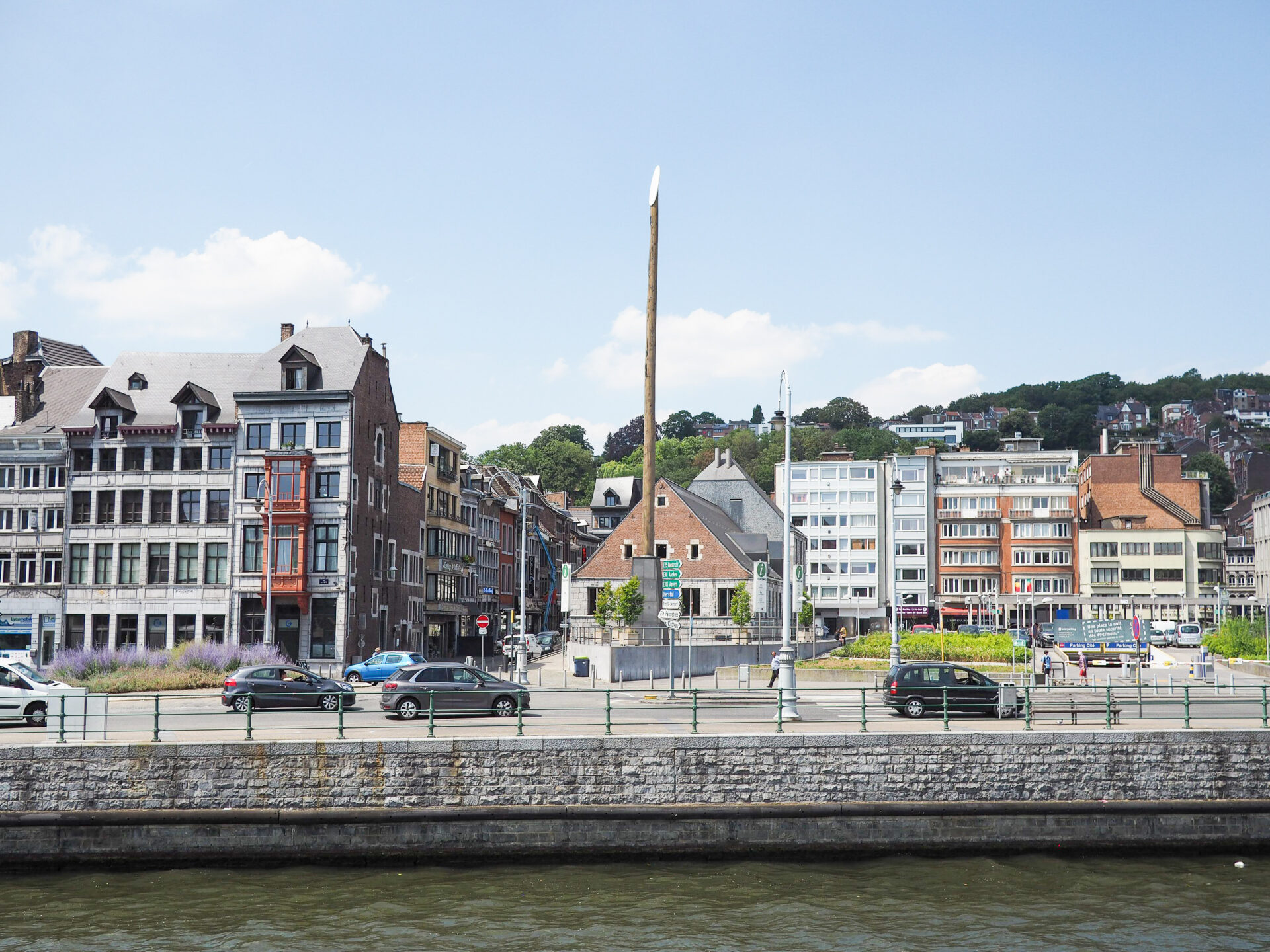Démontage du mobilier urbain pour mettre un éclairage provisoire quai de la Batte