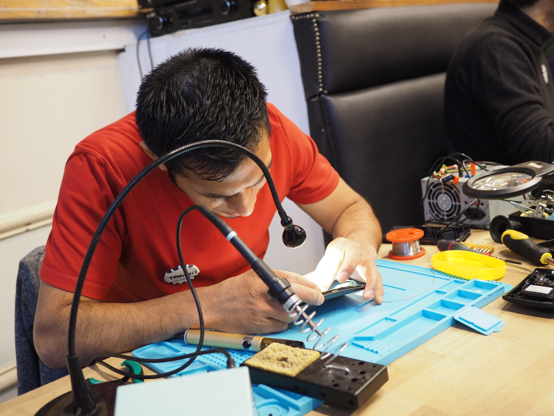 Prolongez la vie d’objets défectueux grâce aux réparateurs bénévoles du Repair Café