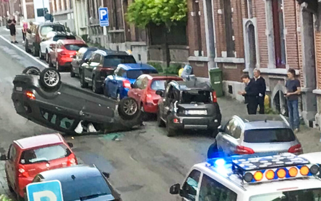 Laveu: une voiture atterrit sur le toit après une embardée rue Ambiorix