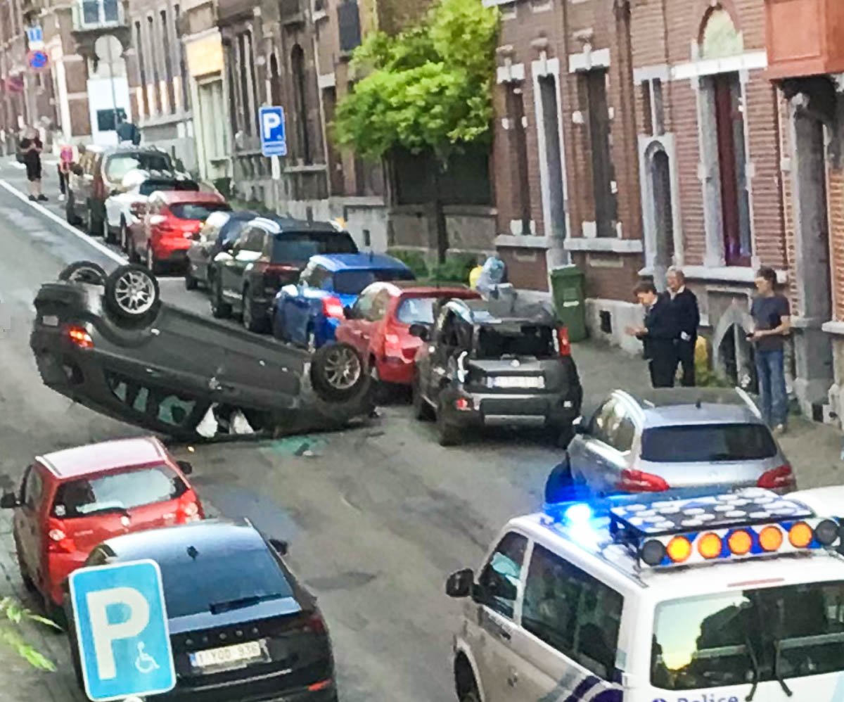 Laveu: une voiture atterrit sur le toit après une embardée rue Ambiorix