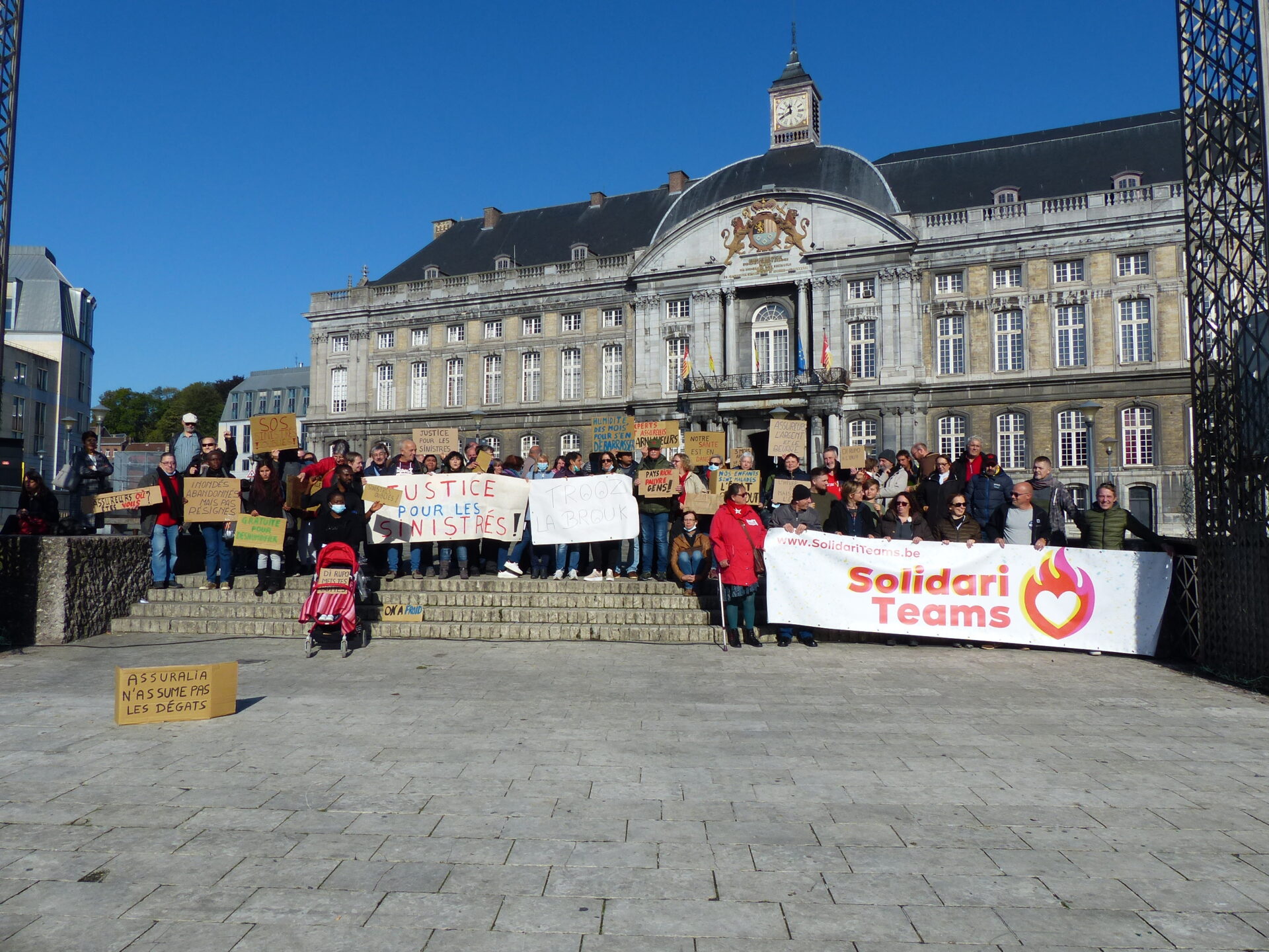« Justice pour les sinistrés »: une cinquantaine de manifestants dénoncent l’inaction des assurances
