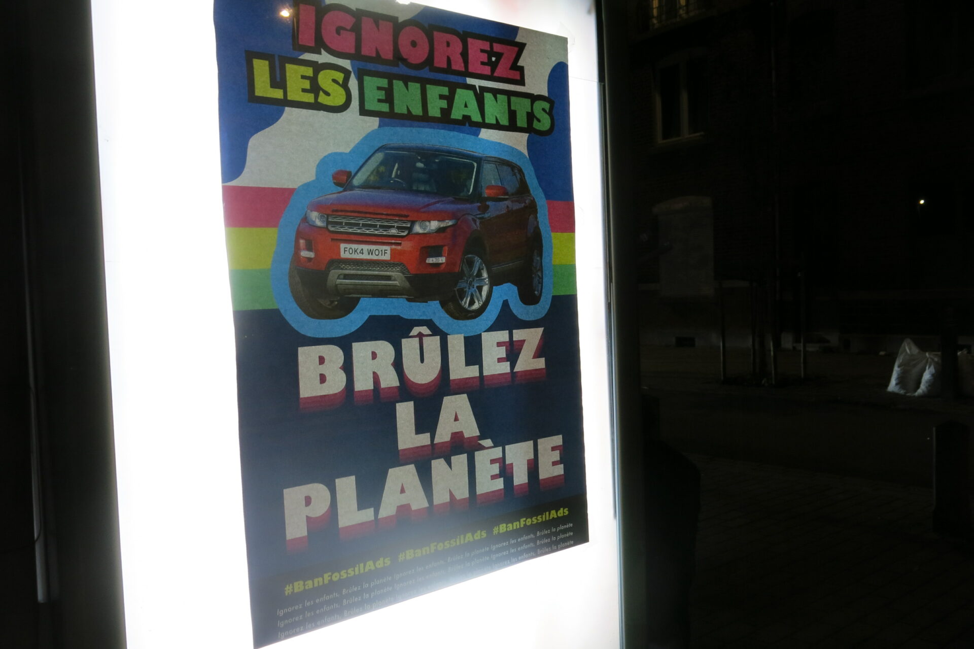 Des affiches sauvages placardées pour bannir la pub des industries polluantes