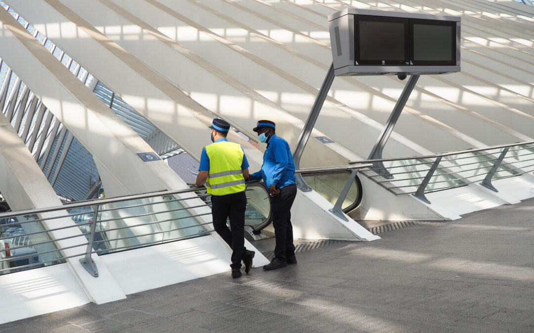 Équivoque: doit-on toujours porter le masque sur les quais de la gare des Guillemins et des autres ?