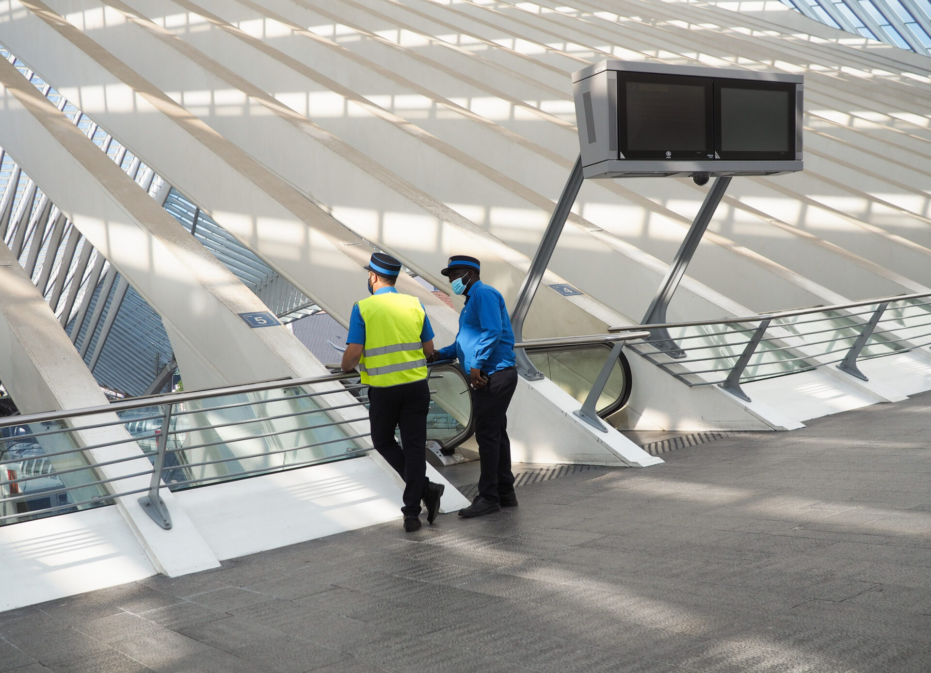 Équivoque: doit-on toujours porter le masque sur les quais de la gare des Guillemins et des autres ?