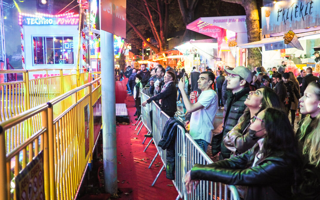 Port du masque sur la foire: de la vaste blague jusqu’à présent