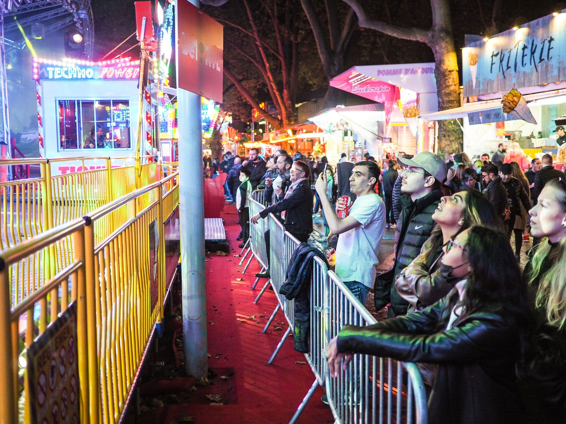 Port du masque sur la foire: de la vaste blague jusqu’à présent