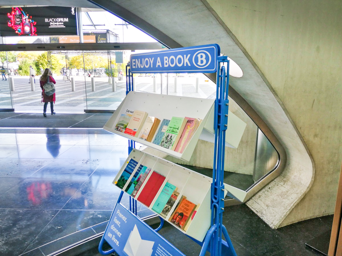 Cette boîte à livres est disponible gratuitement à la gare des Guillemins