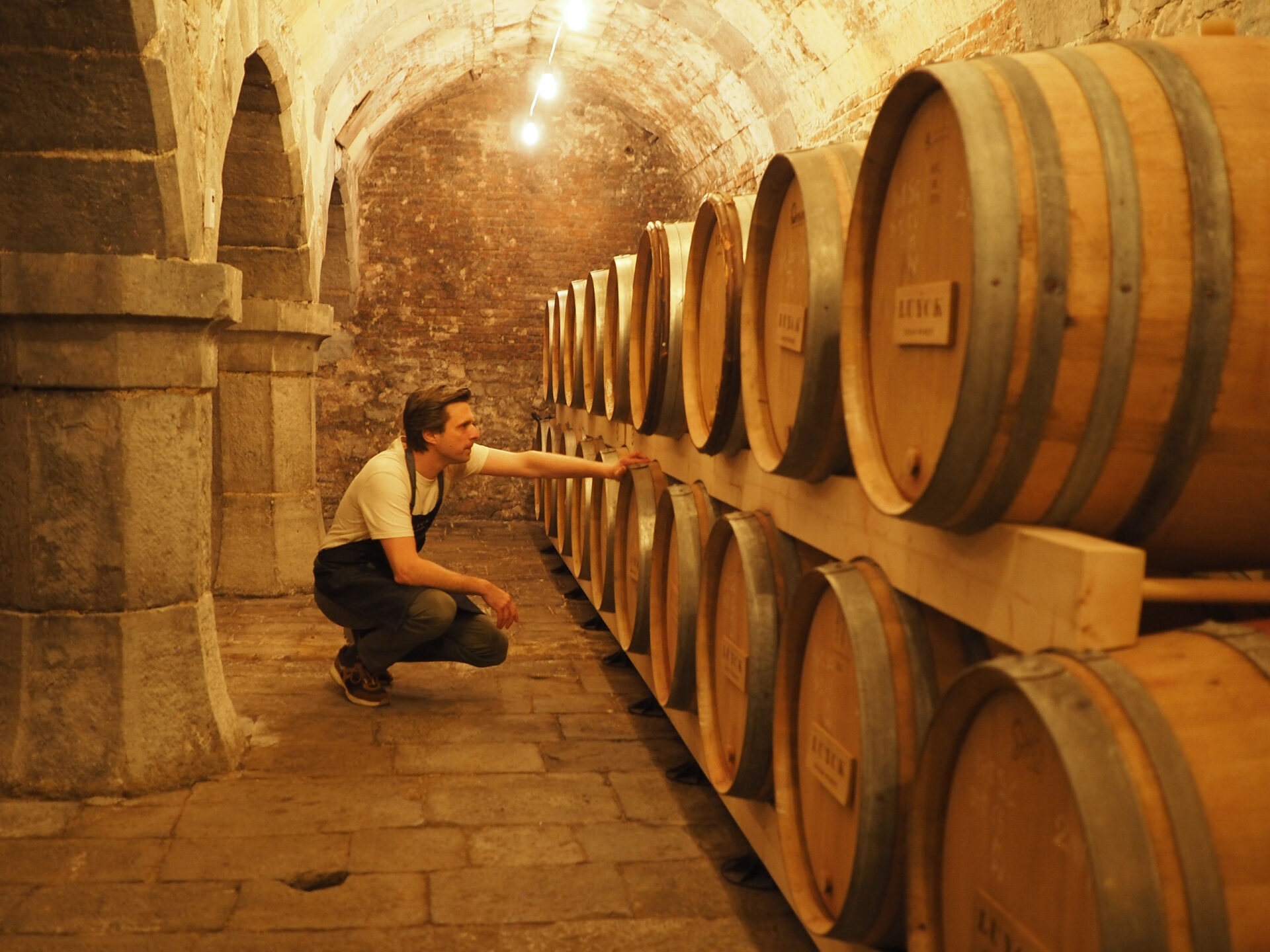 On fabrique du vin liégeois dans une cave du 16e siècle près de la place Saint-Lambert