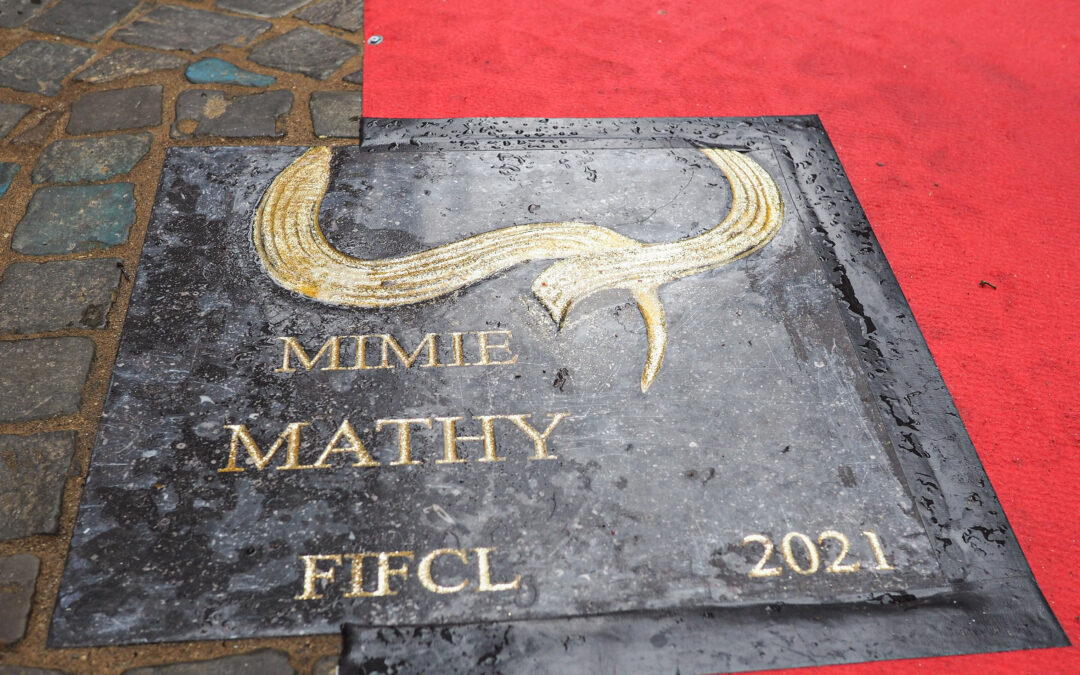 Espérons que l’hommage à Mimie Mathy incrusté rue Pont d’Avroy ne devienne pas une “fake dalle”