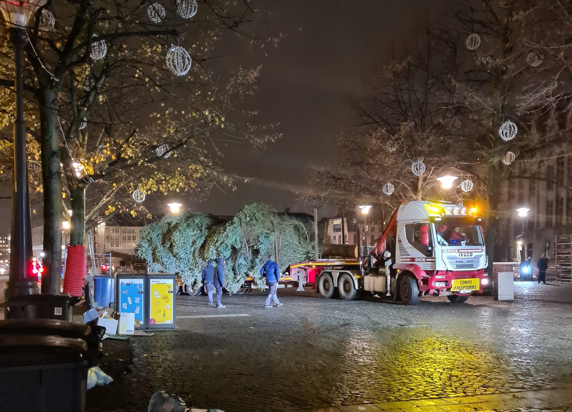 En attendant la décision définitive par rapport au CST, le sapin du Village de Noël est arrivé