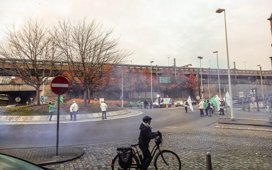 Manifestation de policiers au rond-point de l’autoroute aux Guillemins