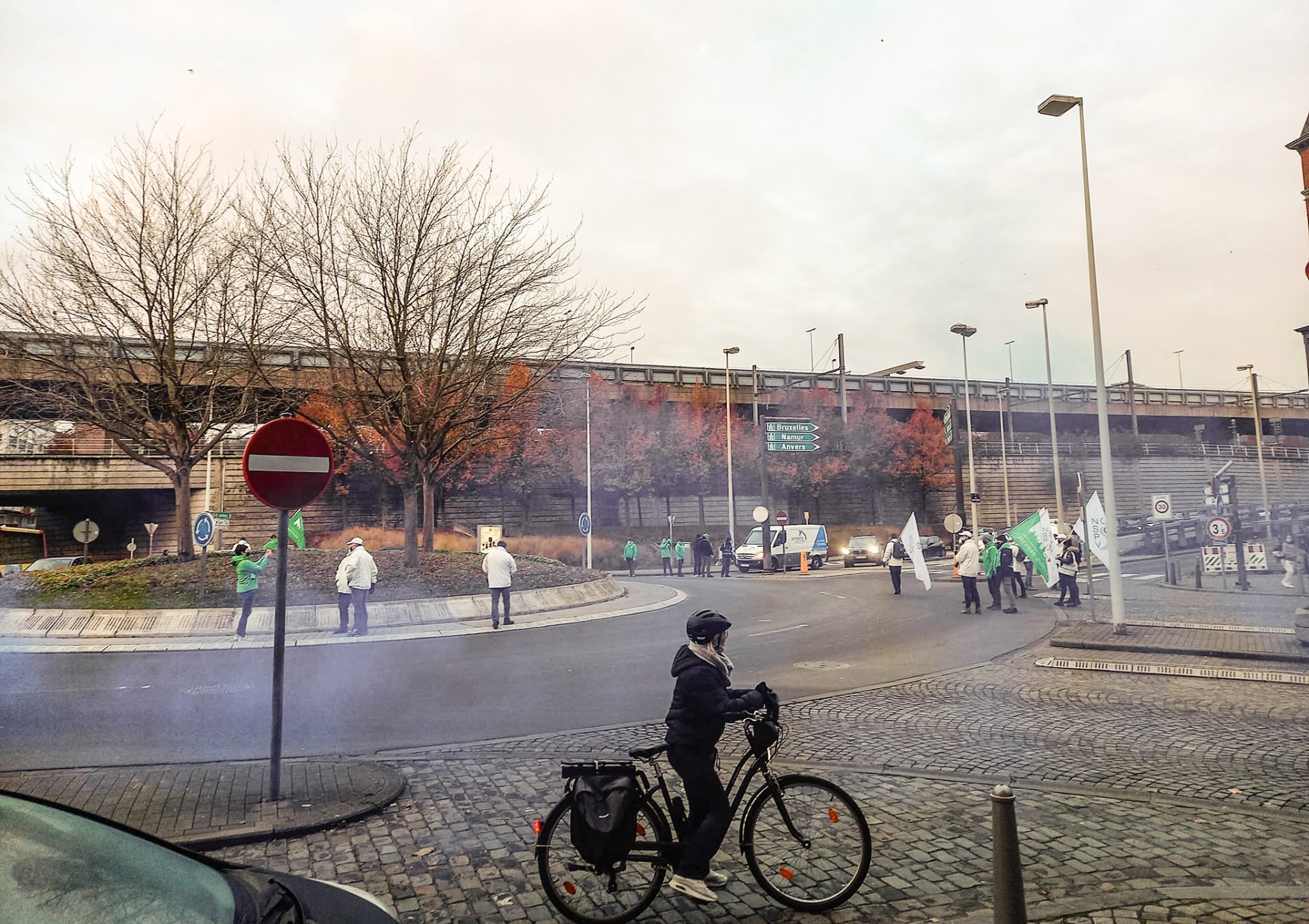 Manifestation de policiers au rond-point de l’autoroute aux Guillemins