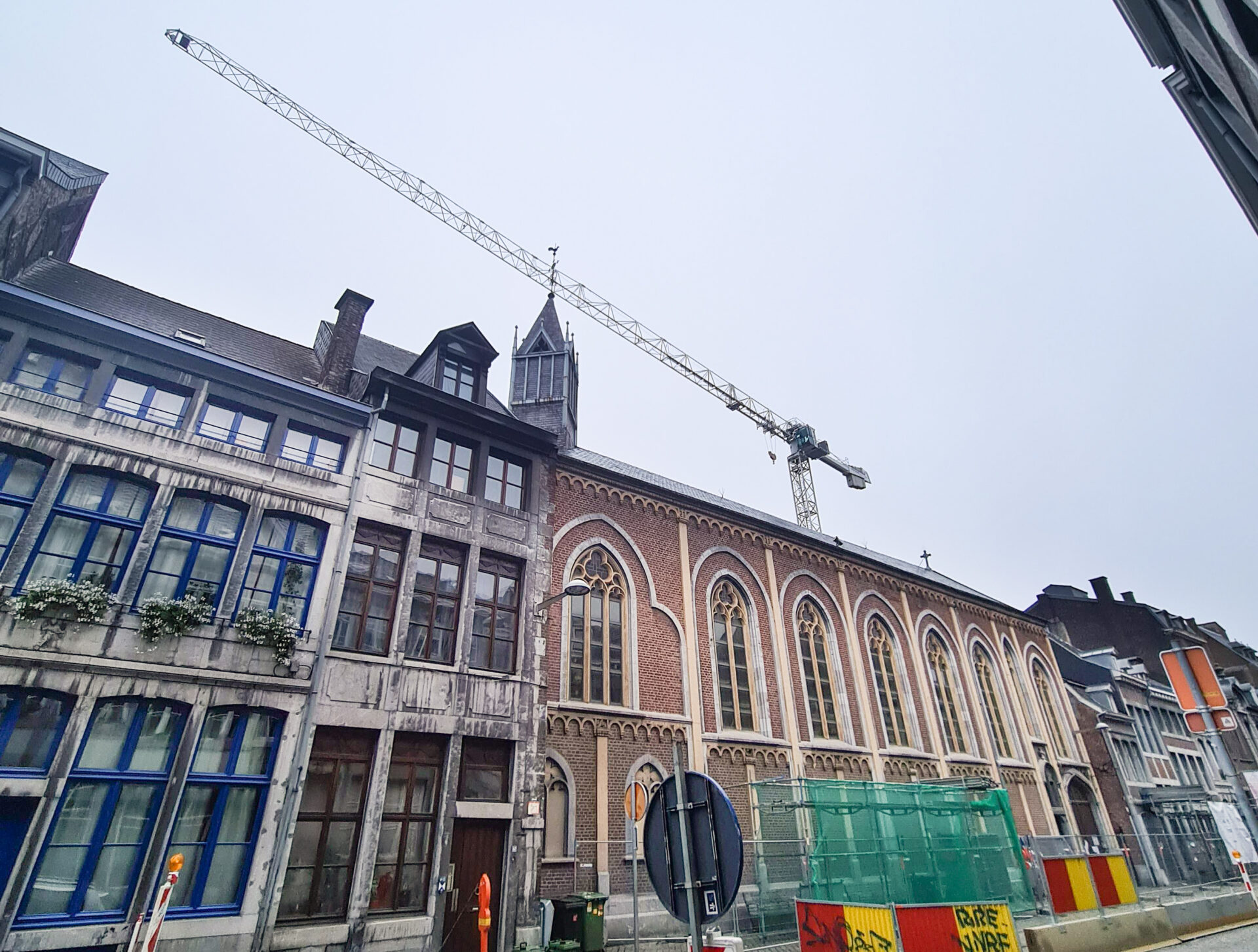 Travaux d’agrandissement de HELMo Sainte-Croix: une grue impressionnante montée rue Hors-Château