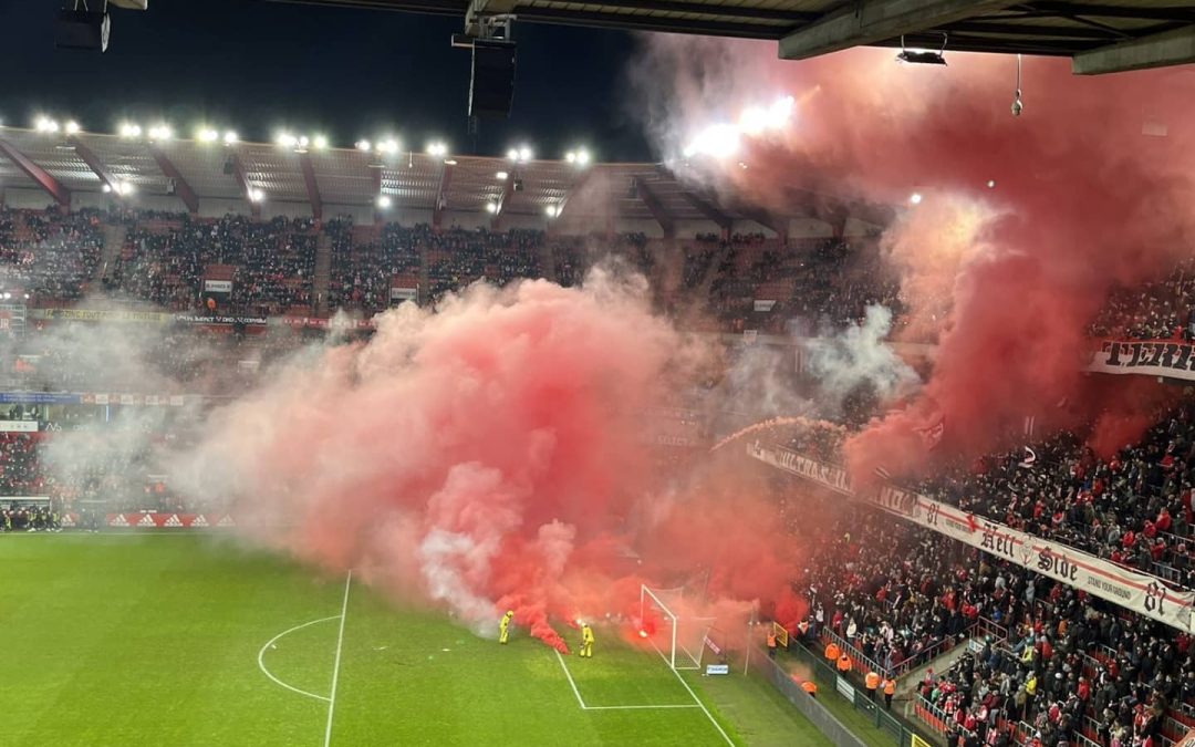Incidents lors de Standard-Charleroi: le match arrêté (vidéos)