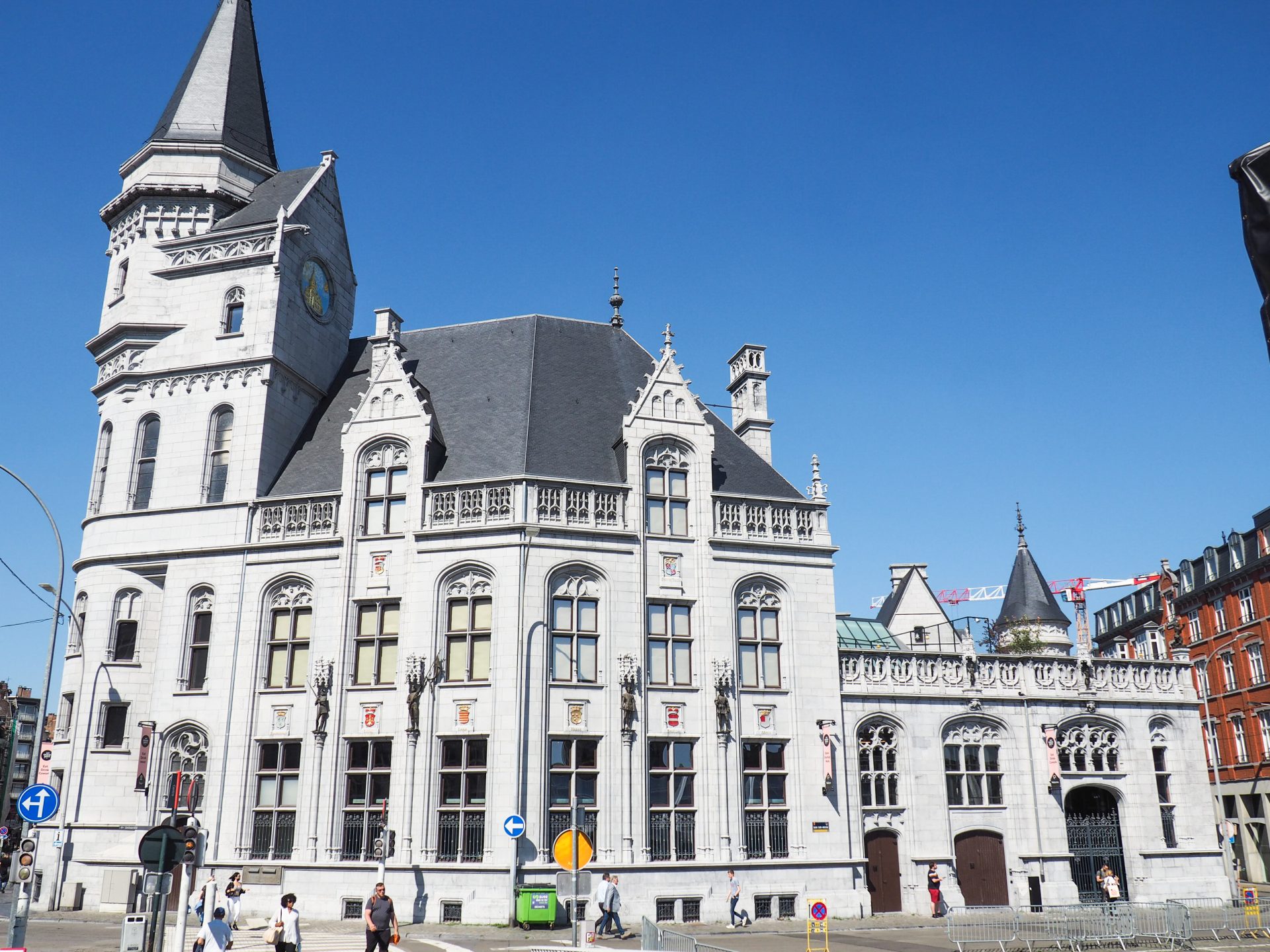 Pourquoi appelle-t-on « Grand’Poste » l’ancienne « grande poste » de Liège aujourd’hui rénovée?
