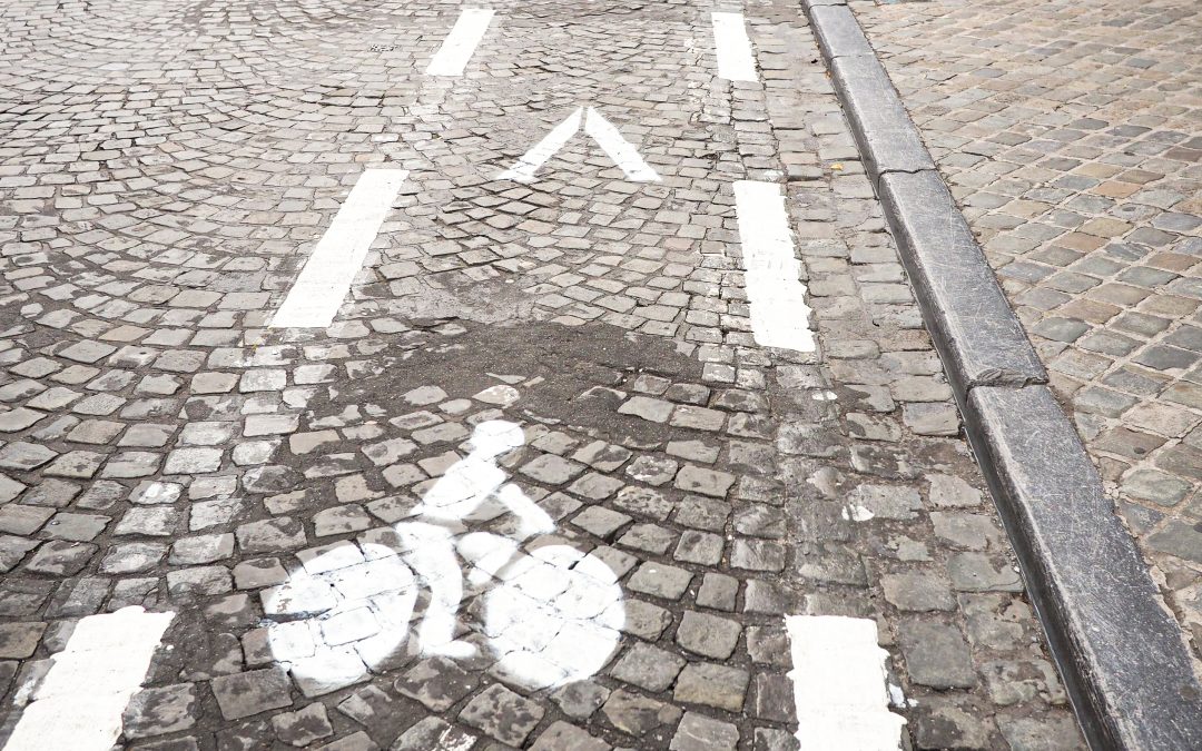 Trois cyclistes militants devant le tribunal pour de faux marquages au sol rue Hors-Château
