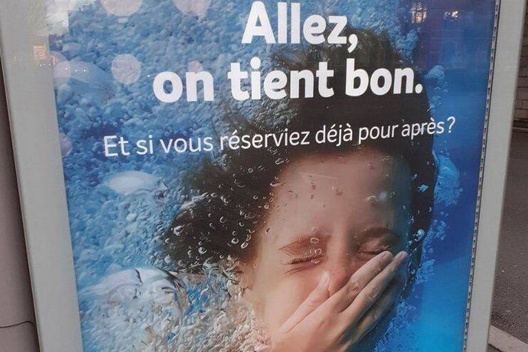 Une pub montrant un enfant la tête sous l’eau crée l’indignation à Angleur: “C’est d’une cruauté sans nom”