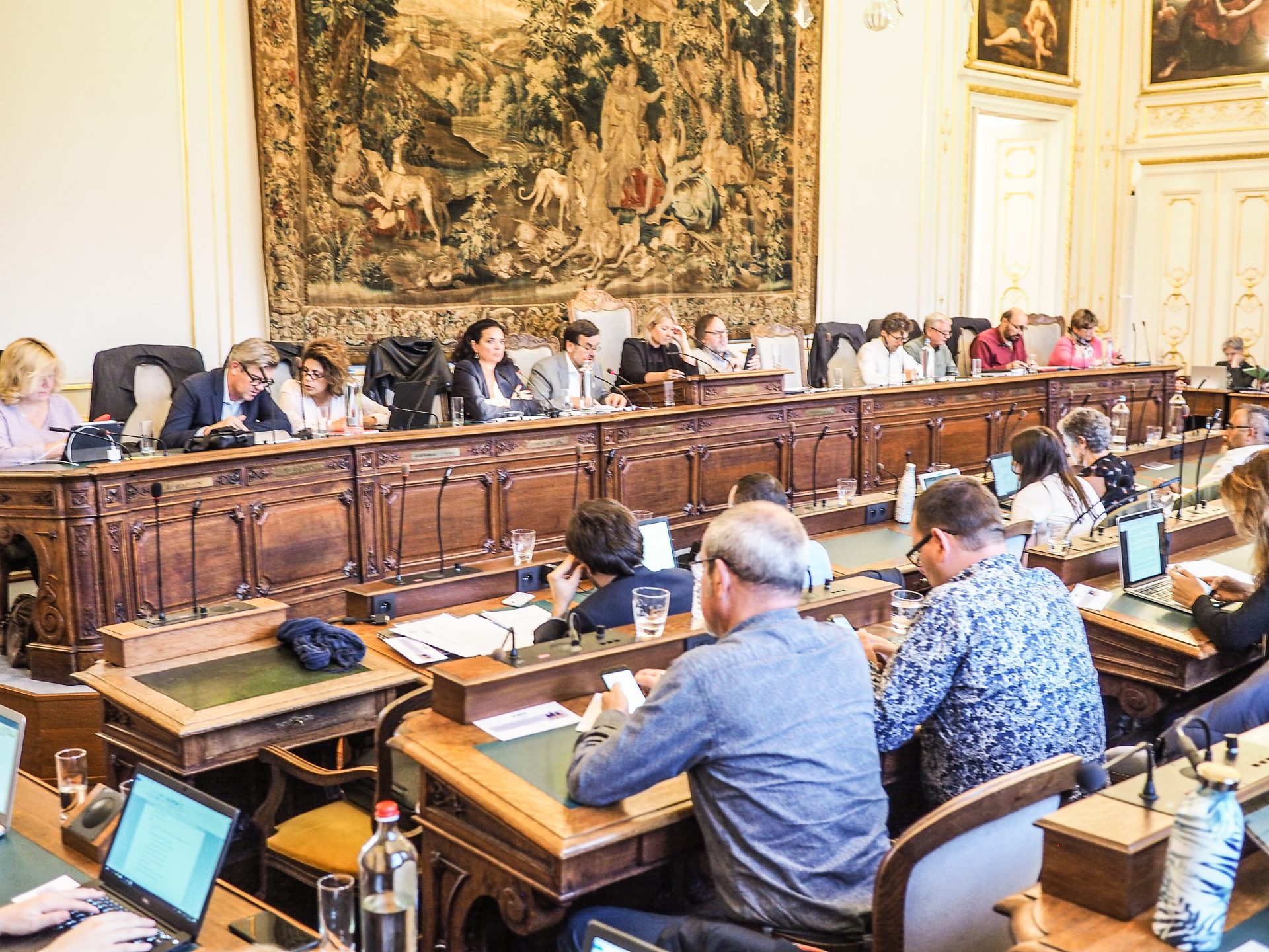 Le groupe PTB enregistre le plus d’absences au conseil communal de Liège