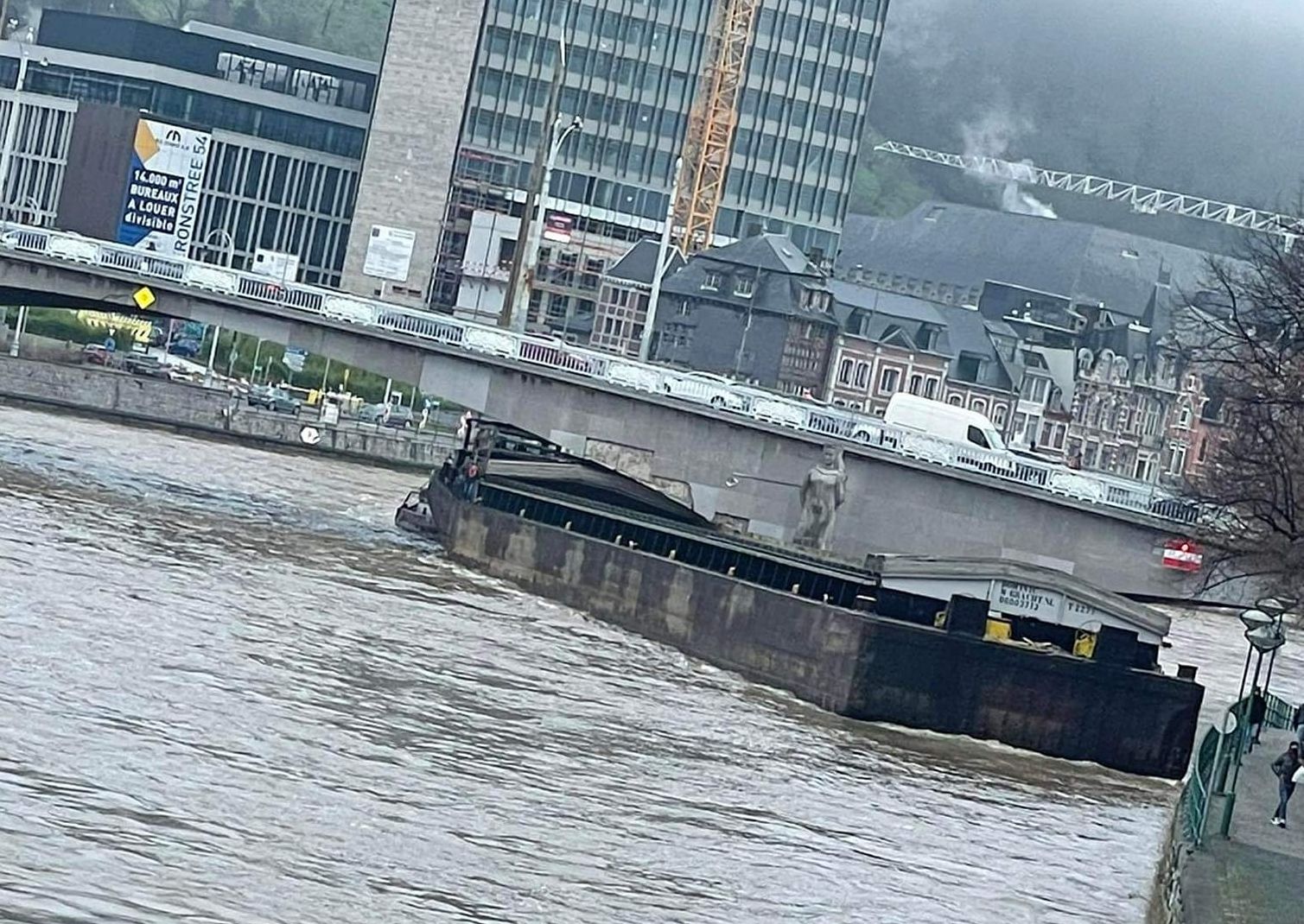 Une barge s’est échouée hier contre un des piliers du Pont des Arches