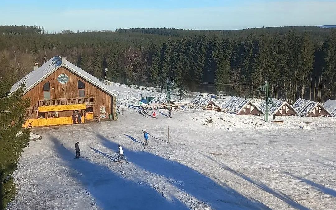 Il est encore possible de faire du ski alpin en extérieur à 50 km de Liège