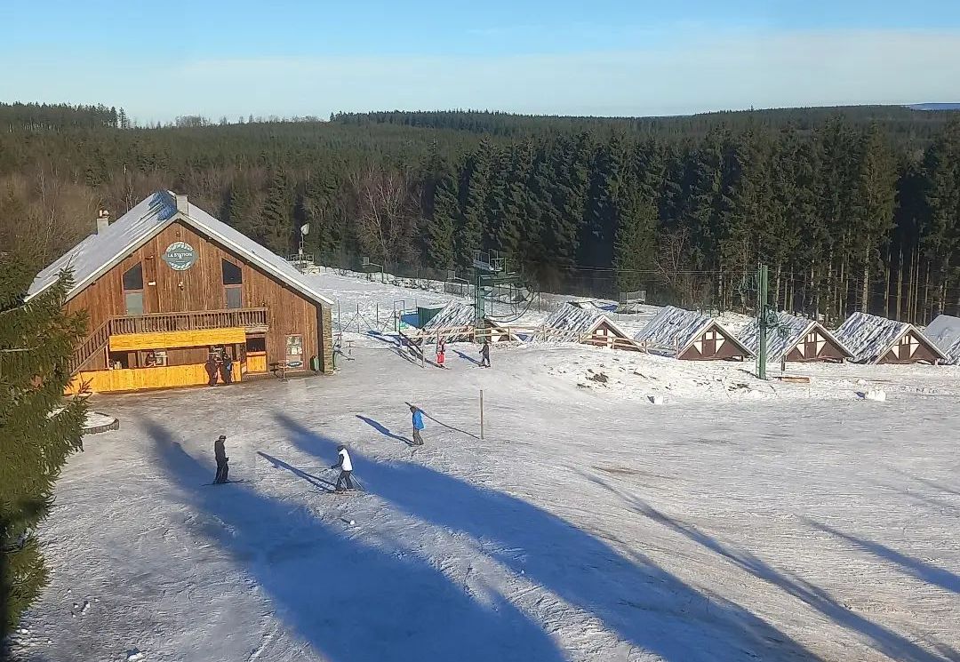 Il est encore possible de faire du ski alpin en extérieur à 50 km de Liège