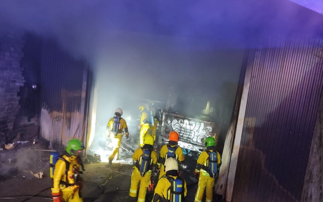 De vieux bus du Musée des Transports en Commun incendiés cette nuit sous une trémie