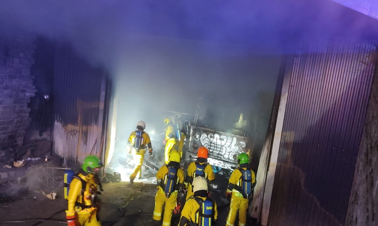 De vieux bus du Musée des Transports en Commun incendiés cette nuit sous une trémie