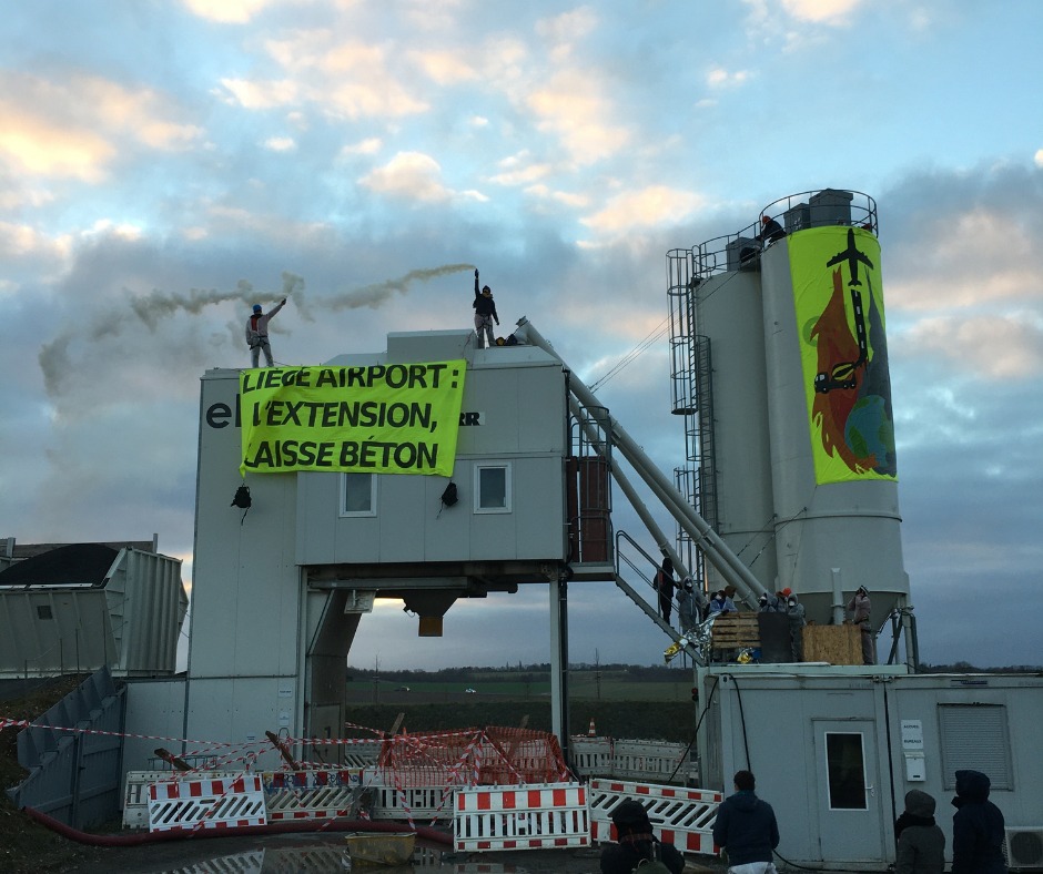 Une centaine d’activistes bloquent l’extension de l’aéroport de Bierset