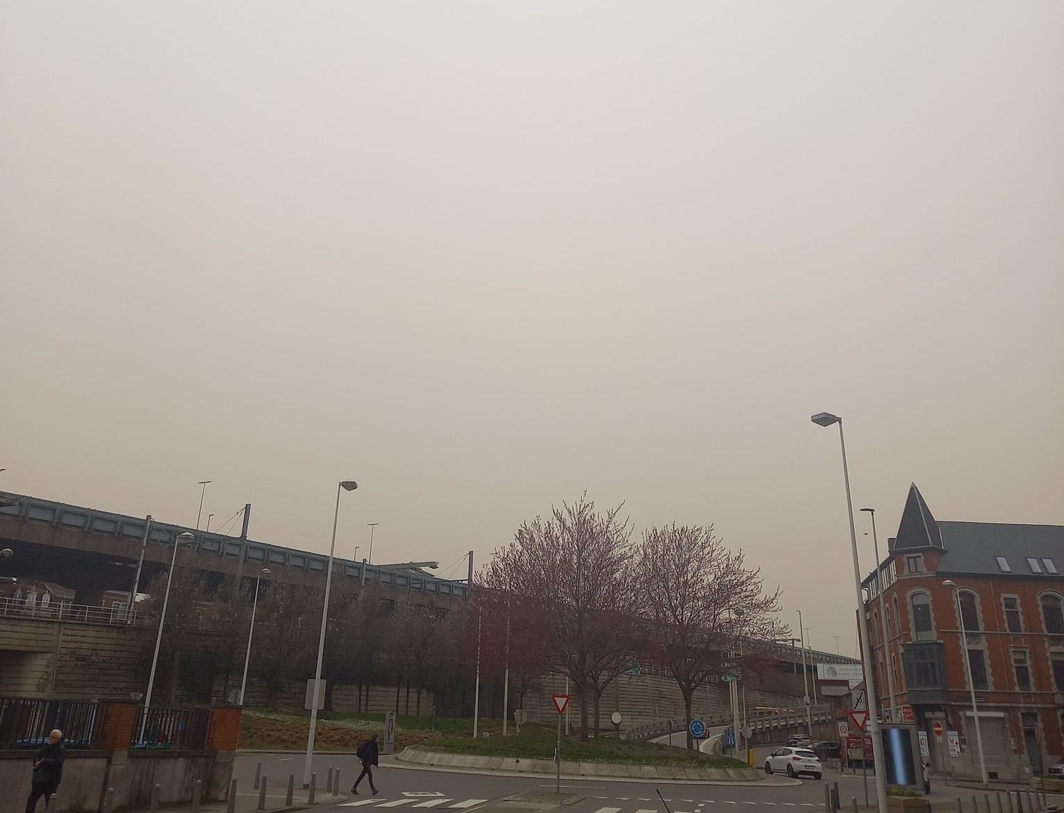 Pourquoi le ciel était-il bouché et jaunâtre hier ?
