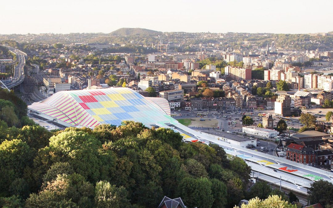 Une oeuvre monumentale colorée de Buren pour recouvrir le toit en verrière de la gare des Guillemins