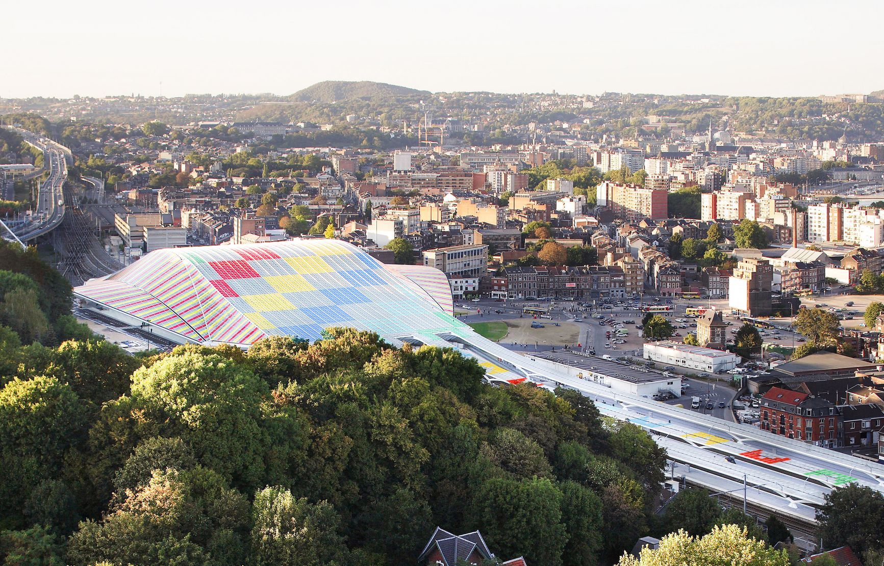 Une oeuvre monumentale colorée de Buren pour recouvrir le toit en verrière de la gare des Guillemins