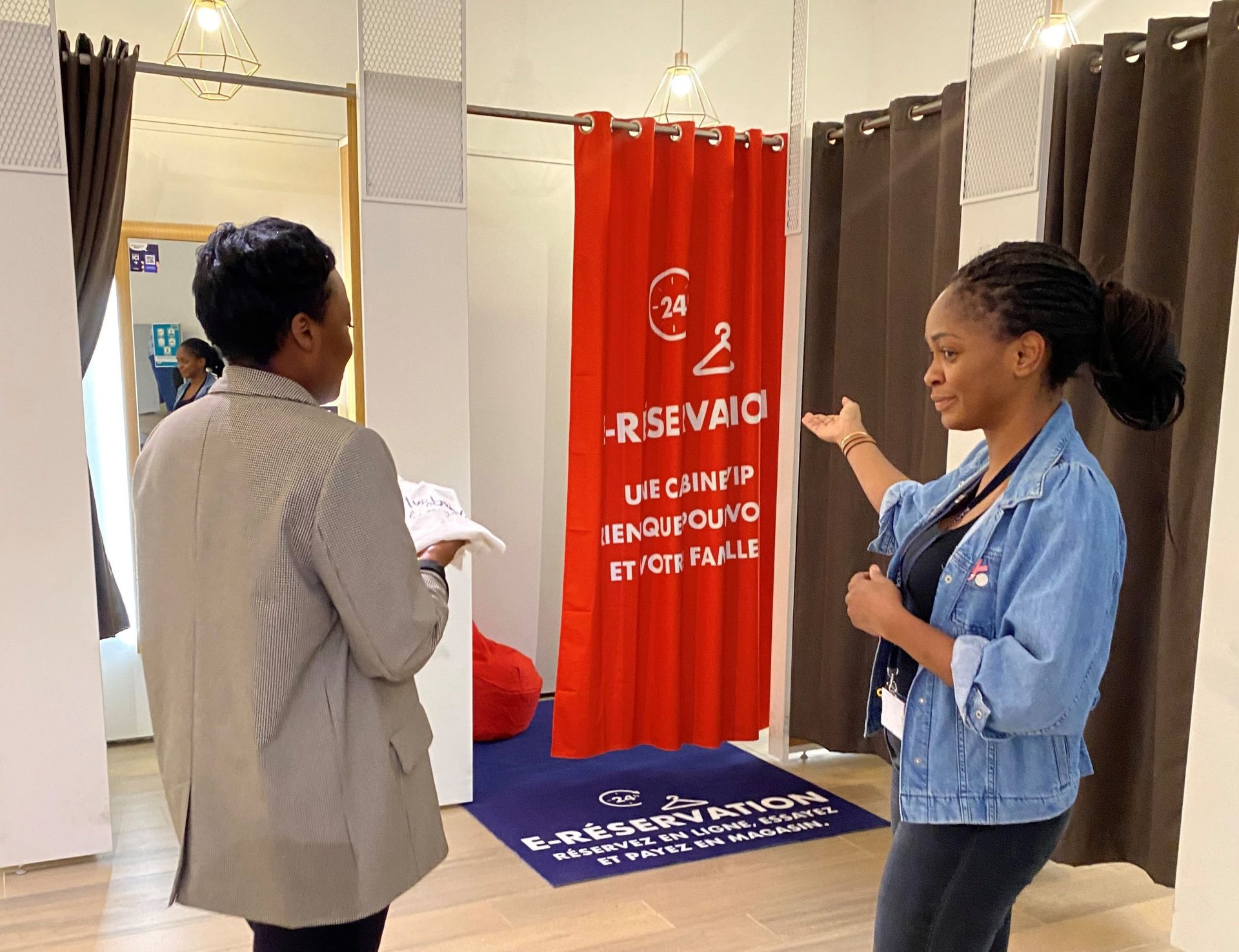 Une cabine d’essayage VIP prioritaire en test chez Kiabi à la Médiacité