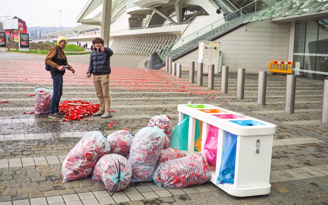 L’oeuvre au ruban adhésif rouge collée par terre aux Guillemins a été enlevée