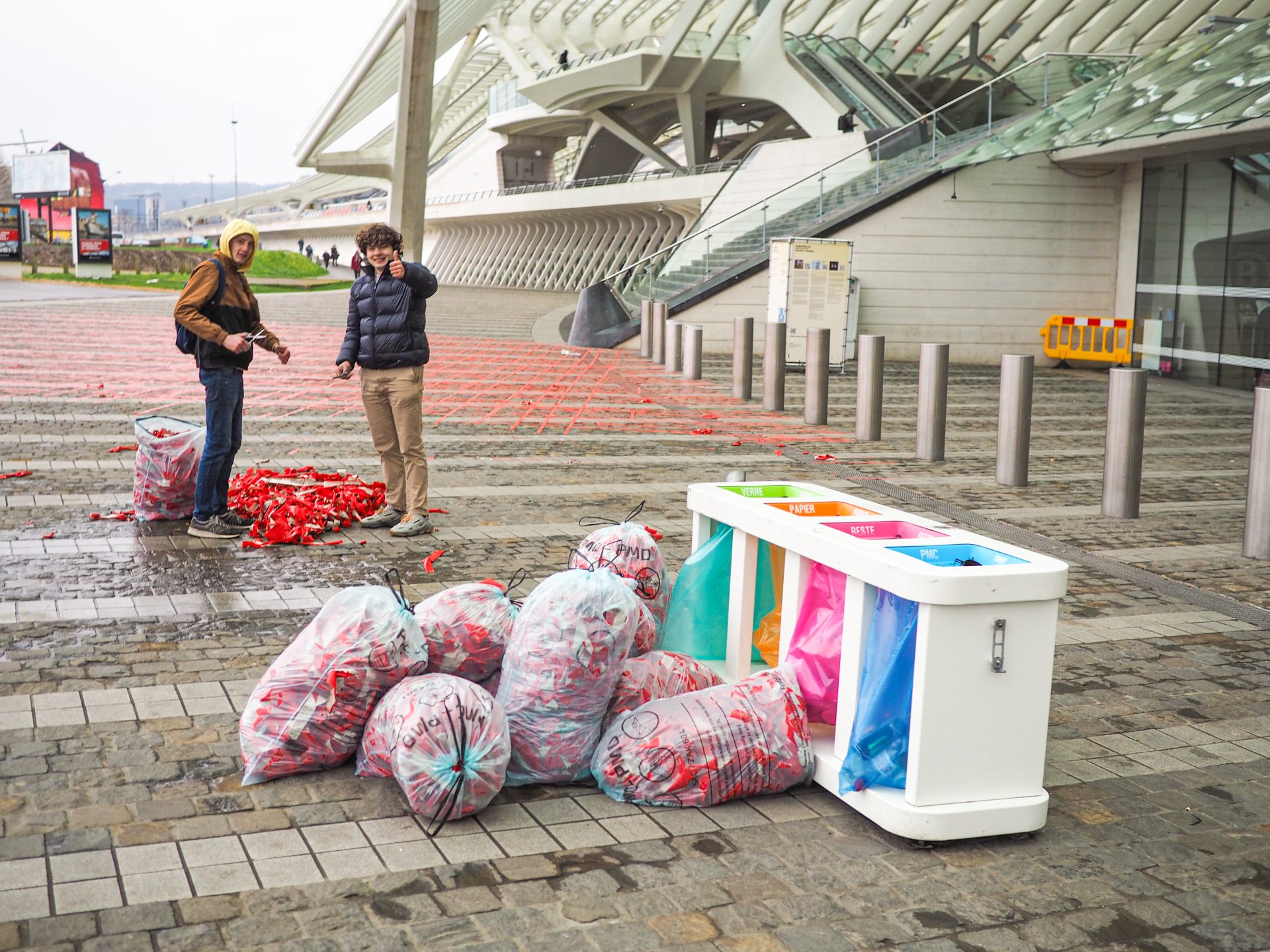 L’oeuvre au ruban adhésif rouge collée par terre aux Guillemins a été enlevée