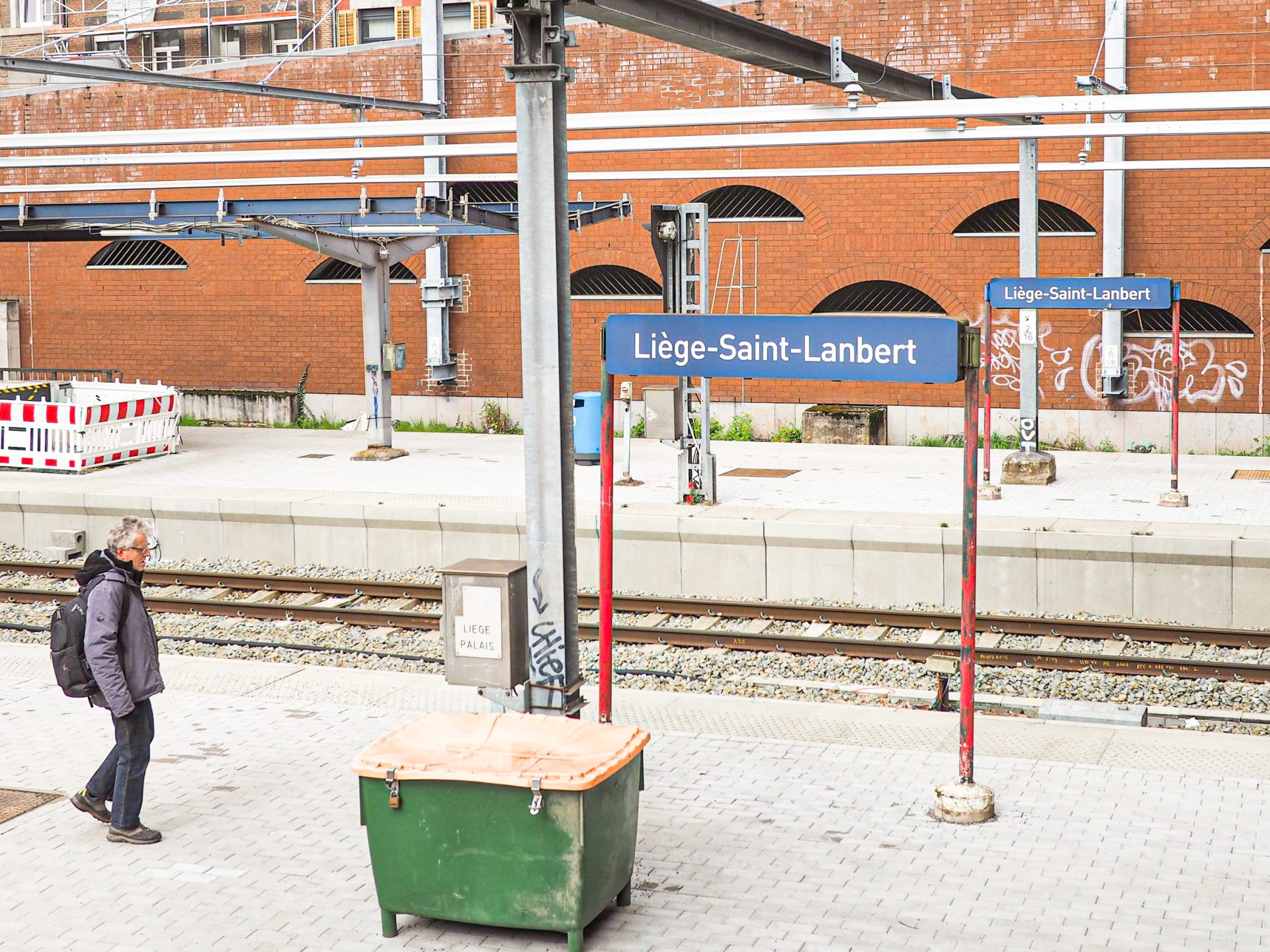 Les panneaux de l’arrêt de gare « Liège Saint-Lambert » mal orthographiés