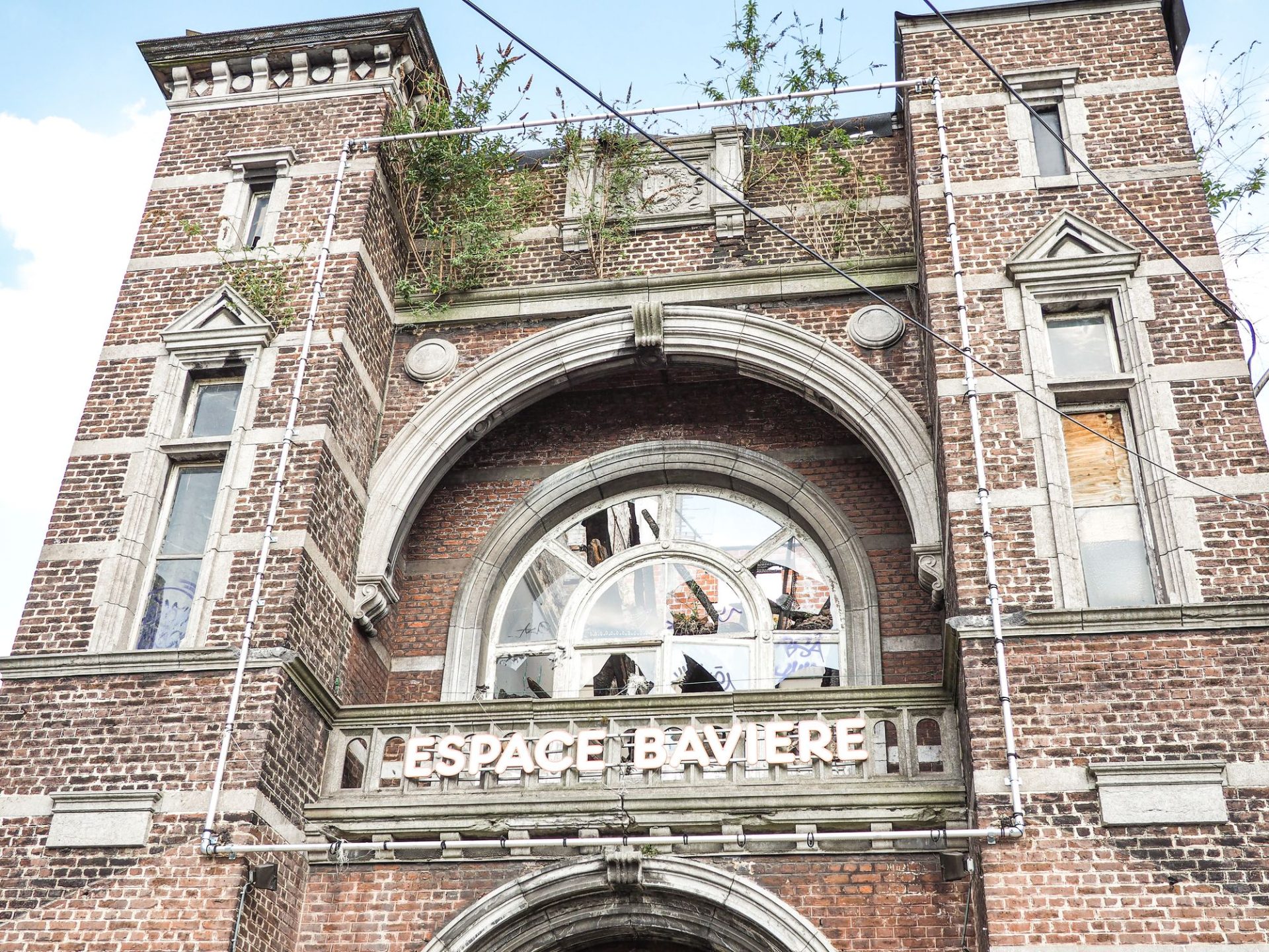 Garder ou démolir l’entrée monumentale de l’ancien hôpital de Bavière qui pourrit ?