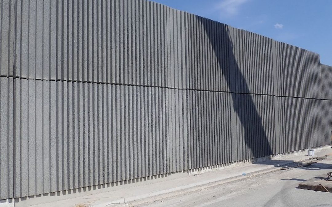 Travaux d’installation de panneaux acoustiques et d’arbres a proximité de l’échangeur de Vottem