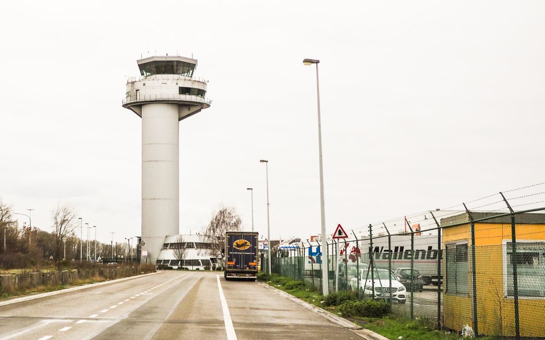 L’aéroport de Liège va devoir faire attention aux pollutions des sols ou des eaux et améliorer sa connexion au train