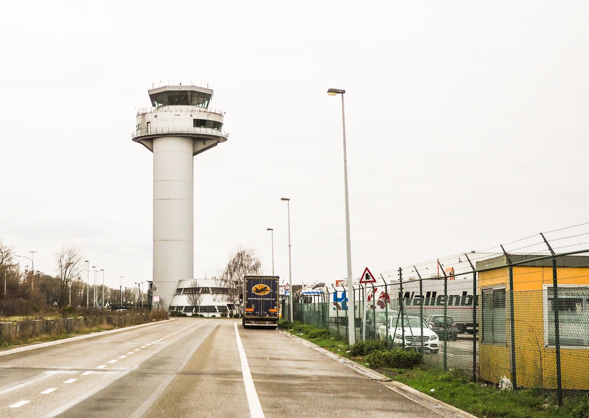 L’aéroport de Liège va devoir faire attention aux pollutions des sols ou des eaux et améliorer sa connexion au train