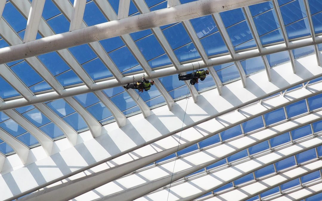 4 mois et une vingtaine de cordistes pour nettoyer la verrière et les bétons de la gare des Guillemins