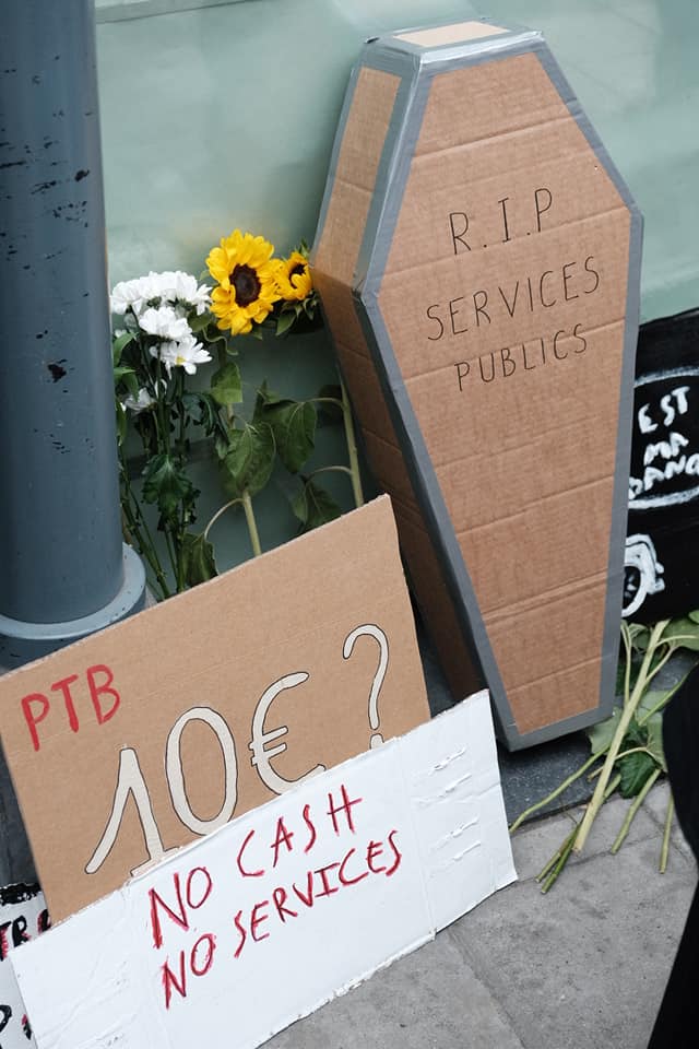 Le PTB dépose des fleurs devant la dernière agence bancaire d’Outremeuse