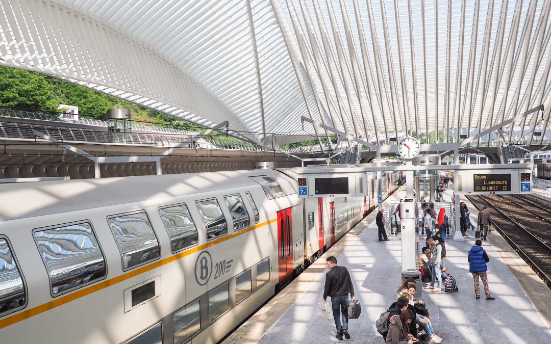 Securail fait évacuer un wagon à quai et retarde un train 20 min pour arrêter un simple « débrancheur » de panneau pub ?
